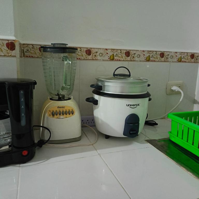 Teresita's House Suites con cocina privada , ideal para parejas, AC, wifi agua caliente, cerca del aeropuerto, a pocos pasos del malecón San Cristóbal - Two-Bedroom Apartment - 7