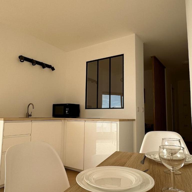 Sea View Apartment 50 m to Beach FREE Parking - Apartamento de 2 dormitorios - 2