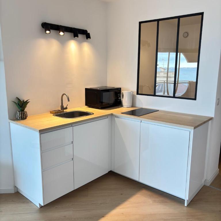 Sea View Apartment 50 m to Beach FREE Parking - Apartamento de 2 dormitorios - 5