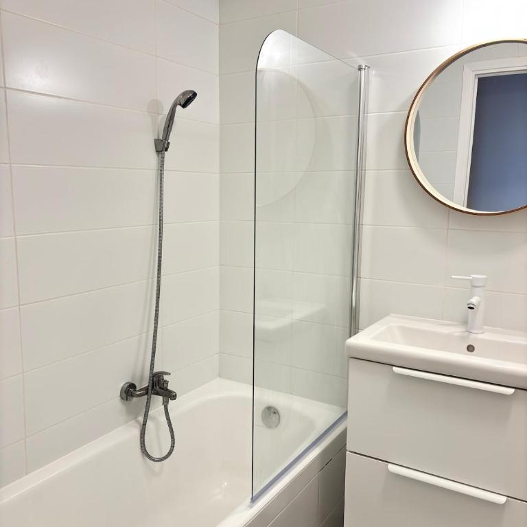 Sea View Apartment 50 m to Beach FREE Parking - Apartamento de 2 dormitorios - 7