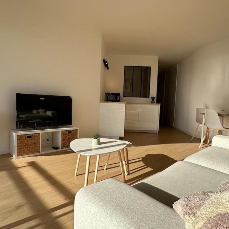 Sea View Apartment 50 m to Beach FREE Parking - Apartamento de 2 dormitorios - 9