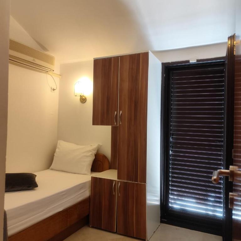 Villa Dvor Kornic - Osnovna Trokrevetna Soba - 4