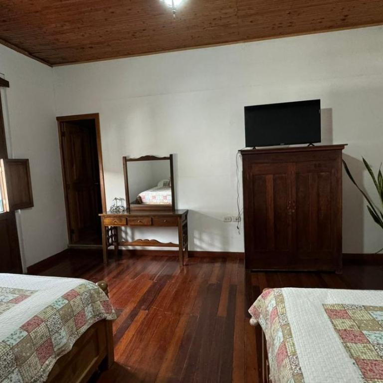 El Balcón de Emma - Family Room with Balcony - 3