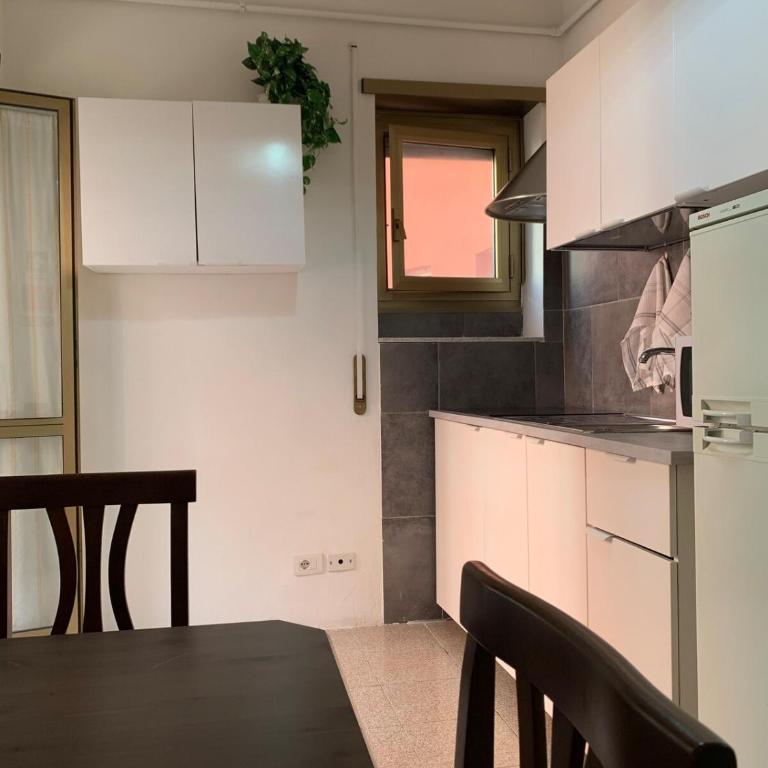 At Mollys metro A LucioSestio - Appartamento con 2 Camere da Letto - 3