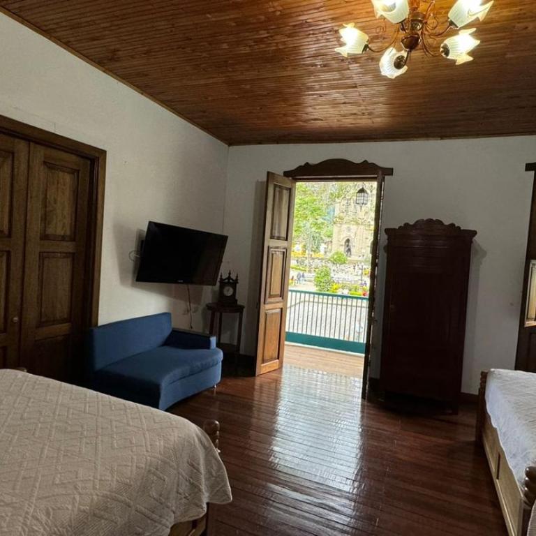 El Balcón de Emma - Family Room with Balcony - 2