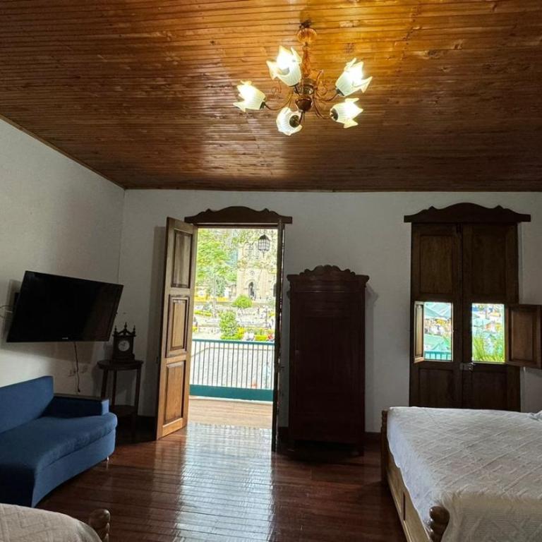 El Balcón de Emma - Family Room with Balcony - 8