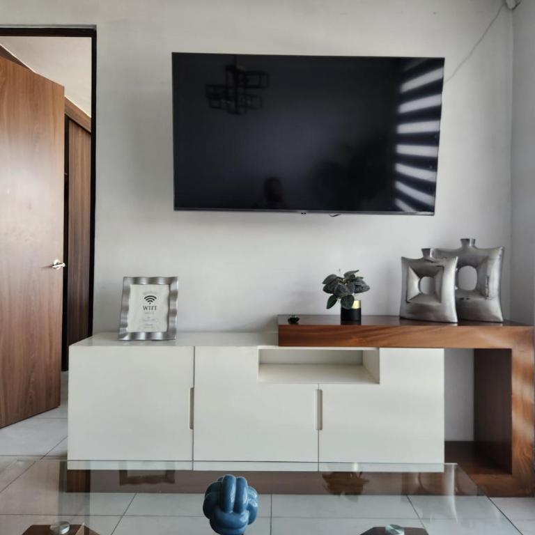 Departamento nuevo y céntrico con ambiente familiar en Guadalajara - Two-Bedroom Apartment - 1