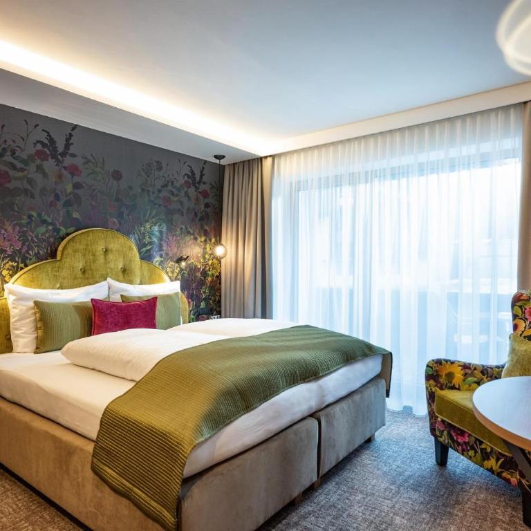 Hotel Jägerhof Mayrhofen - Zimmer mit Kingsize-Bett und Balkon - 2