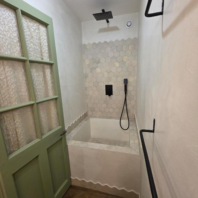 Maison des Remparts Intra-Muros spacieuse Patio avec Bassin Wifi Parking Gratuit - Maison 5 Chambres - 15