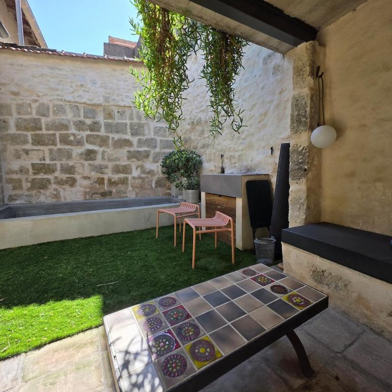 Maison des Remparts Intra-Muros spacieuse Patio avec Bassin Wifi Parking Gratuit - Maison 5 Chambres - 17