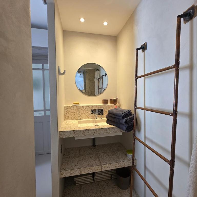 Maison des Remparts Intra-Muros spacieuse Patio avec Bassin Wifi Parking Gratuit - Maison 5 Chambres - 38
