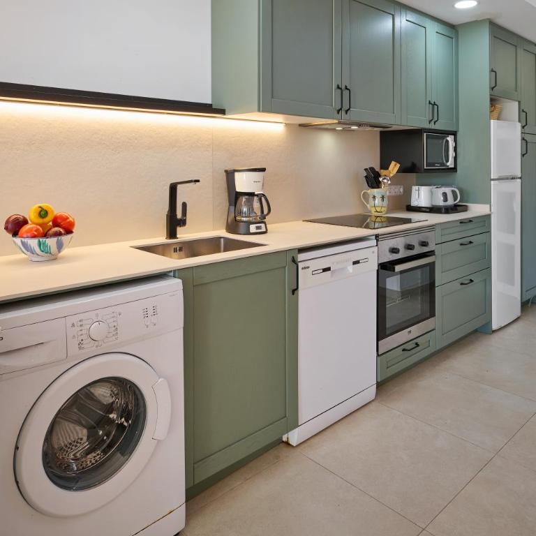 Waterfront Apartment 'Maria'. Pool. WIFI - Apartamento de 3 dormitorios - 8