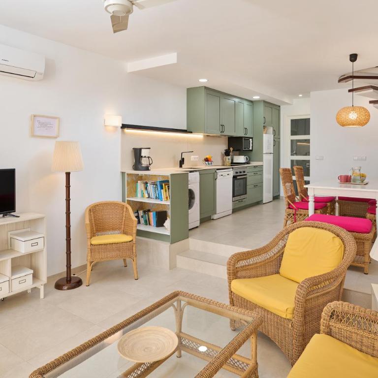 Waterfront Apartment 'Maria'. Pool. WIFI - Apartamento de 3 dormitorios - 13