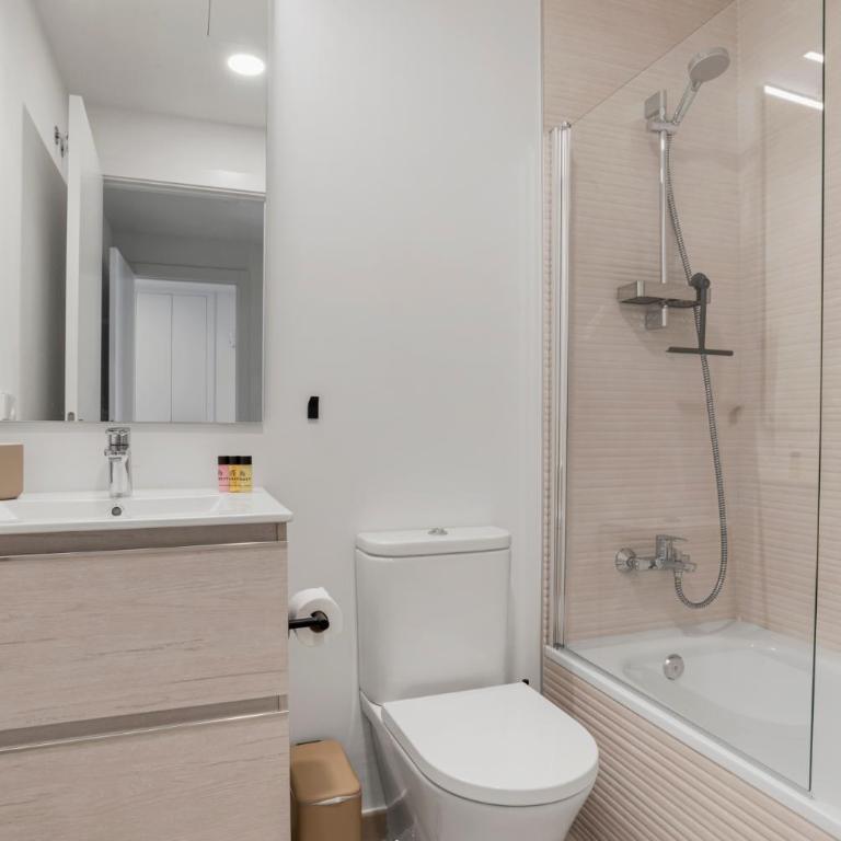Oceana Breeze Apartment with Pool View - Two-Bedroom Apartment with Terrace and Sea View - 22