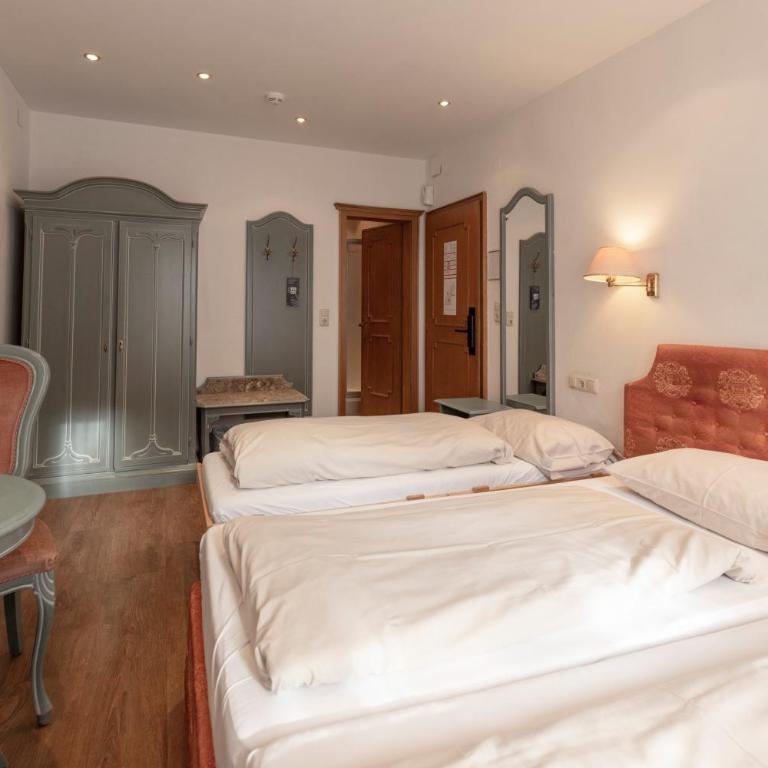 Heart Hotel Nordstern - Doppelzimmer mit Zustellbett - 1