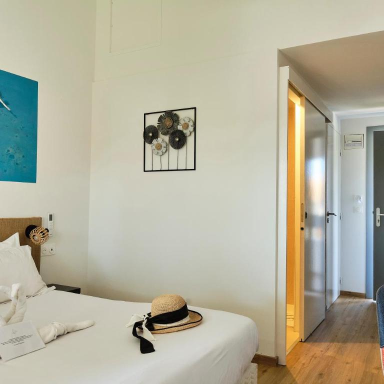 Artemia Aigues-Mortes - Hôtel avec piscine - Bornes électriques - Parking privé - Local vélo-moto - Chambre Double ou Lits Jumeaux Standard - 1