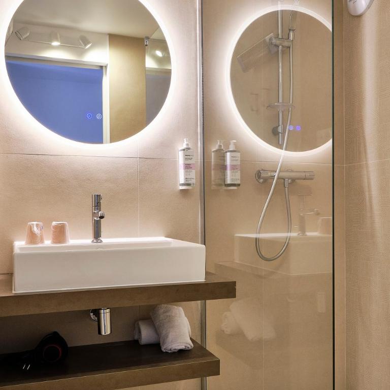 Artemia Aigues-Mortes - Hôtel avec piscine - Bornes électriques - Parking privé - Local vélo-moto - Chambre Double ou Lits Jumeaux Standard - 3