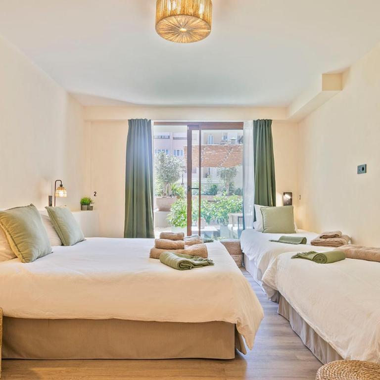 Olivia Barcelona - Family Room with Balcony - 2