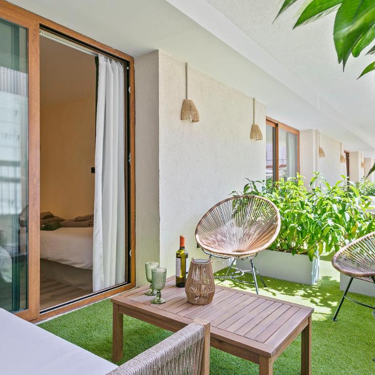 Olivia Barcelona - Family Room with Terrace - 11