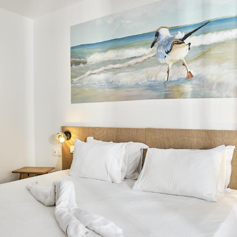 Artemia Aigues-Mortes - Hôtel avec piscine - Bornes électriques - Parking privé - Local vélo-moto - Chambre Double ou Lits Jumeaux Confort avec Vue sur Jardin - 2