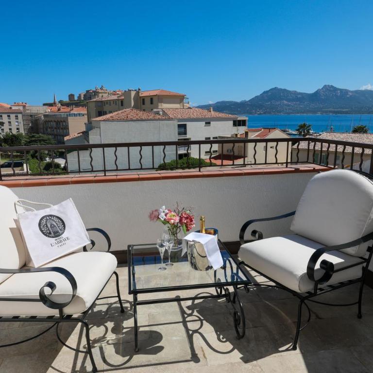 Hôtel L'Abbaye - Chambre avec Terrasse - Vue sur Citadelle et Mer - 1