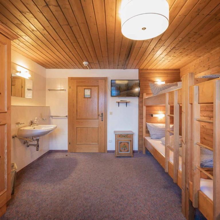 Die Schlickeralm - Vierbettzimmer mit Gemeinschaftsbad - 2