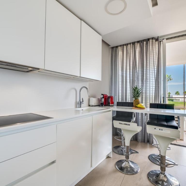 Edge Beachfront 2BR - 3 pools, 1 heated, spa, gym, cowork - Apartamento de 2 dormitorios con terraza y vistas al mar - 3