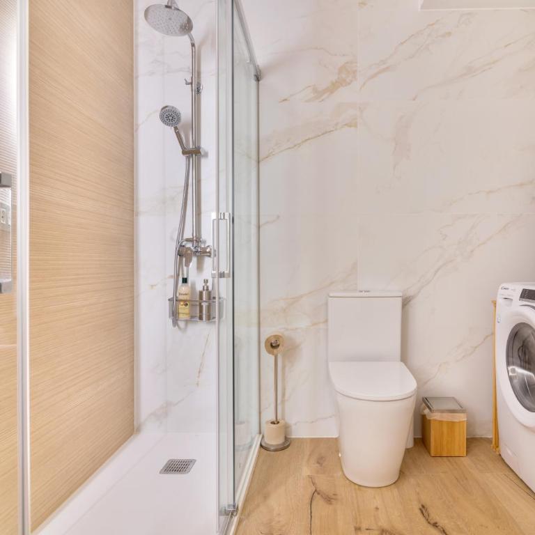 Acogedor Apto a 9 min de playa " Carbayu" - Apartamento - 12