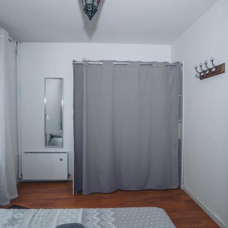 Maison entière à 300m du centre - Three-Bedroom House - 13