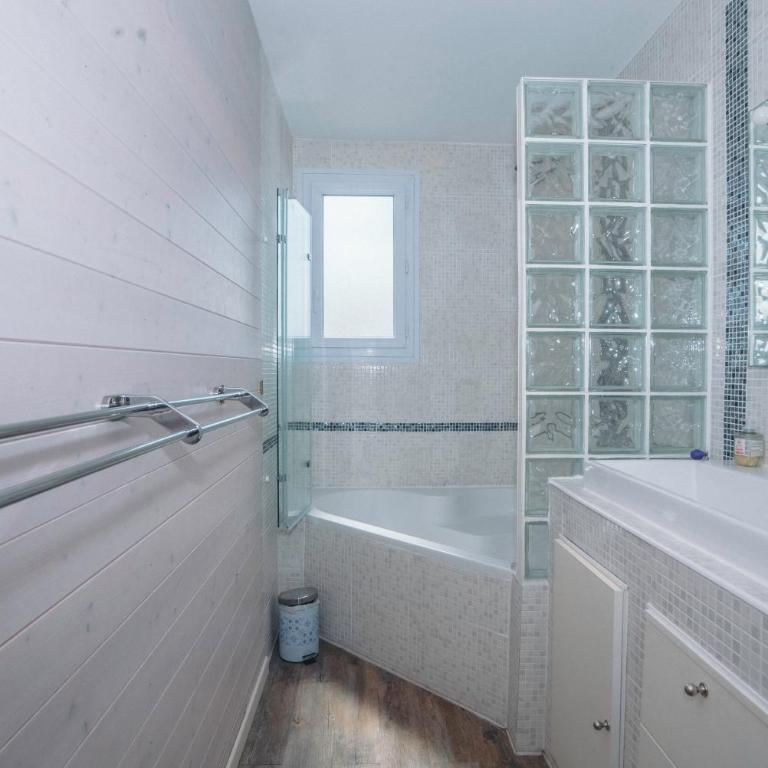 Maison entière à 300m du centre - Three-Bedroom House - 14