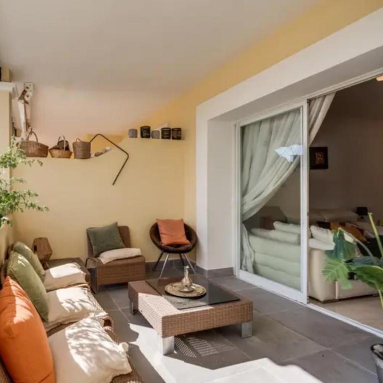 bedroom, with a share bathroom in a Bed and breakfast place - Habitación Doble - 14
