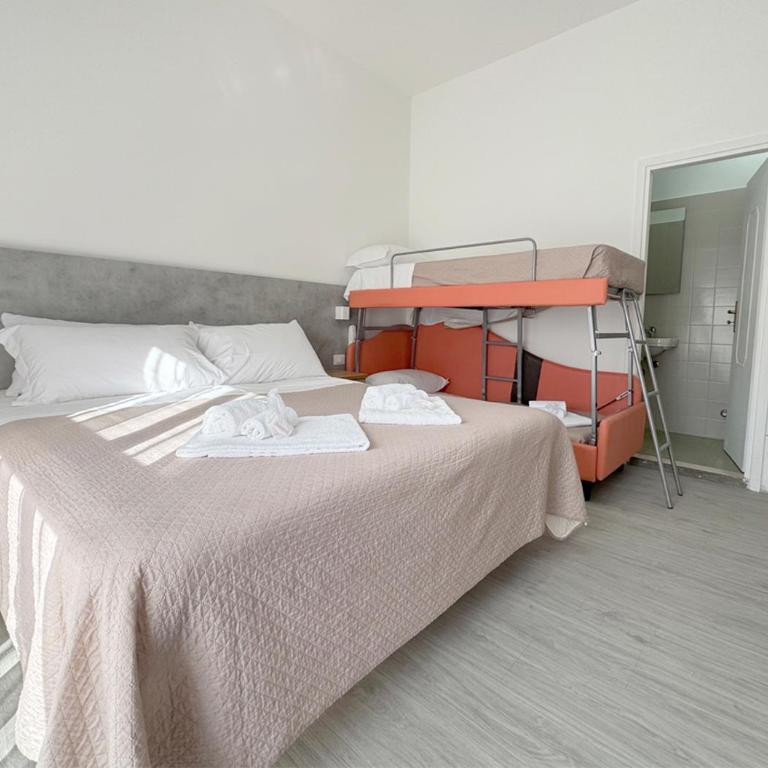 Hotel Ariva - Economy Quadruple Room - 1