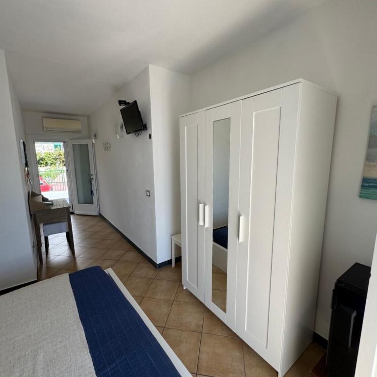 Affittacamere PZ - Camera Matrimoniale con Balcone e Vista Mare - 8