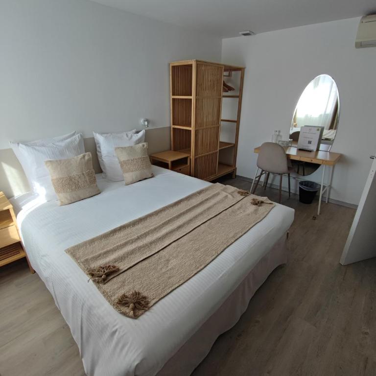 Logis Hotel De La Clape - Junior Suite mit Terrasse - 6