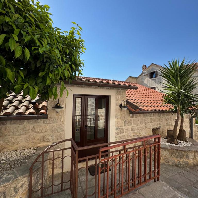 Apartments Radonicic - One-Bedroom Apartment with Balcony and Sea View - 1