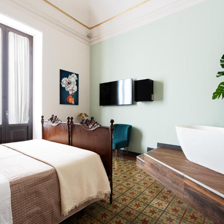 Holiday Lux Boutique Room - Junior Suite with Balcony - 1