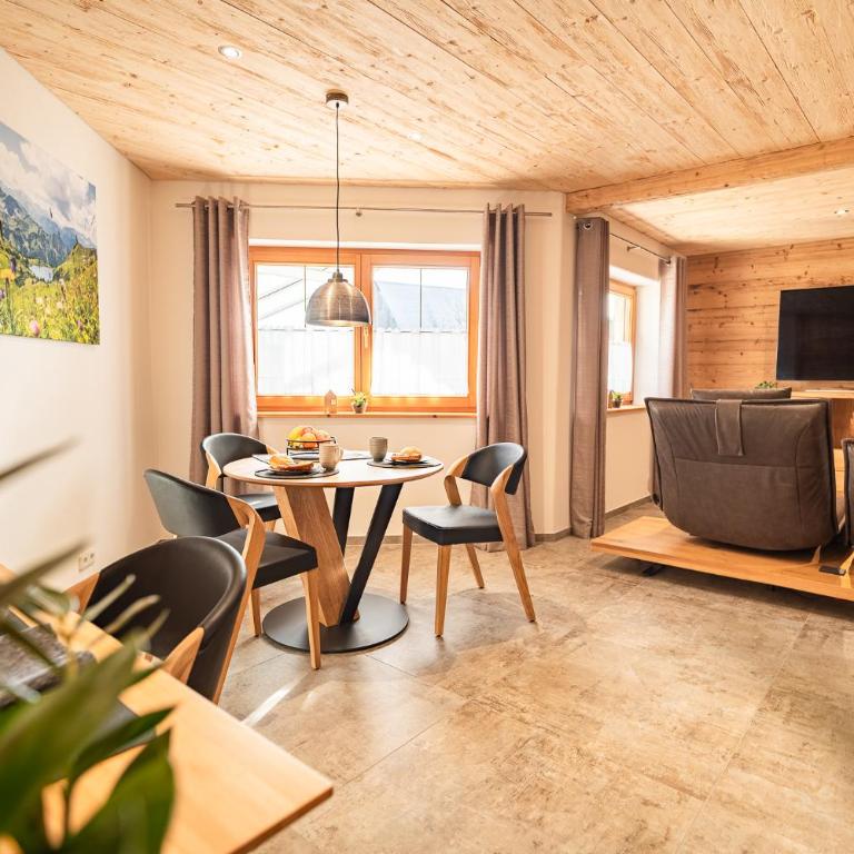 Allgäu Living l Luxus Chalet im Allgäu - Zirbenholz Schlafzimmer - Terrasse mit Bergblick - Infrarotkabine - Chalet - 5