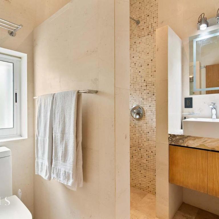 Prime 5th Ave Stay - 4BR with King Beds & City Vie - Apartment - 43