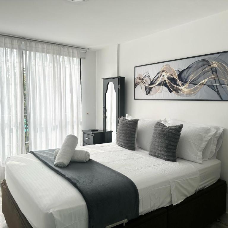 Excellent Location Ideal for Large Groups - Five-Bedroom House - 10