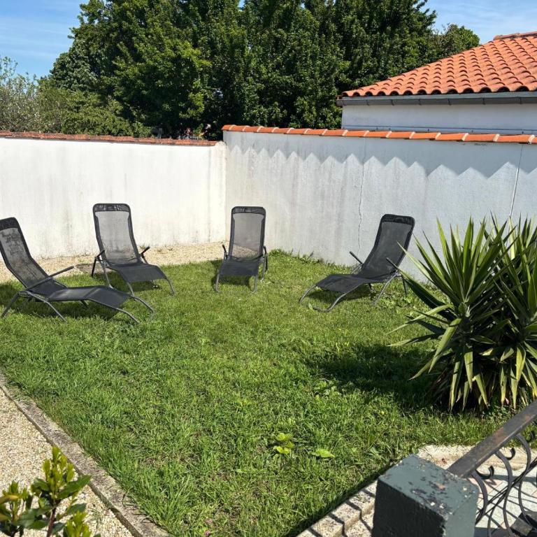 Les Belous - Three-Bedroom House - 7