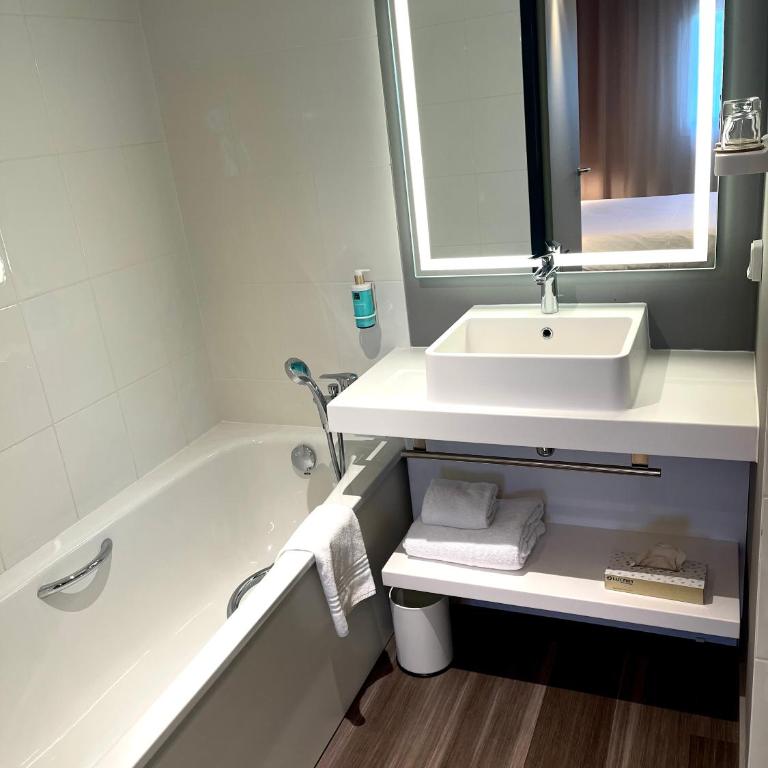 Novotel Suites Clermont Ferrand Polydome - Suite Double Supérieure avec Canapé-Lit - 23