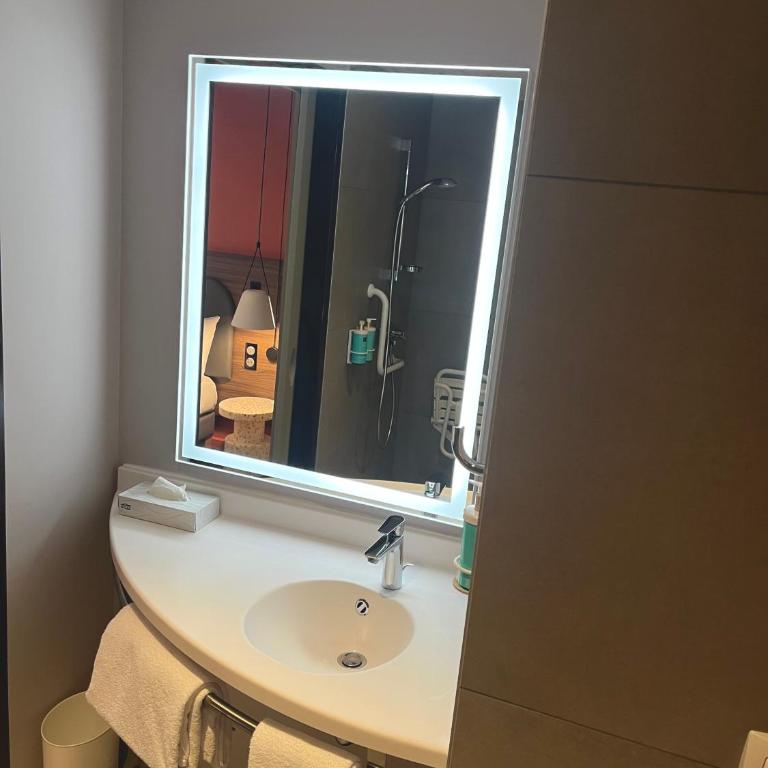 Novotel Suites Clermont Ferrand Polydome - Chambre Supérieure Accessible aux Personnes à Mobilité Réduite - 11