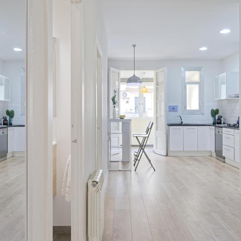 CENTRAL & BRIGHT APARTMENT!! - Two-Bedroom Apartment - 13