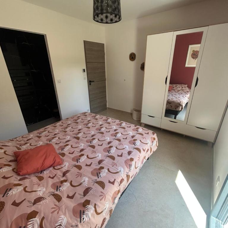 Villa 5 min walk to beach port - Villa - 17