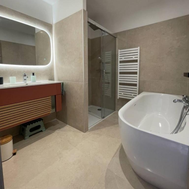 Villa 5 min walk to beach port - Villa - 13