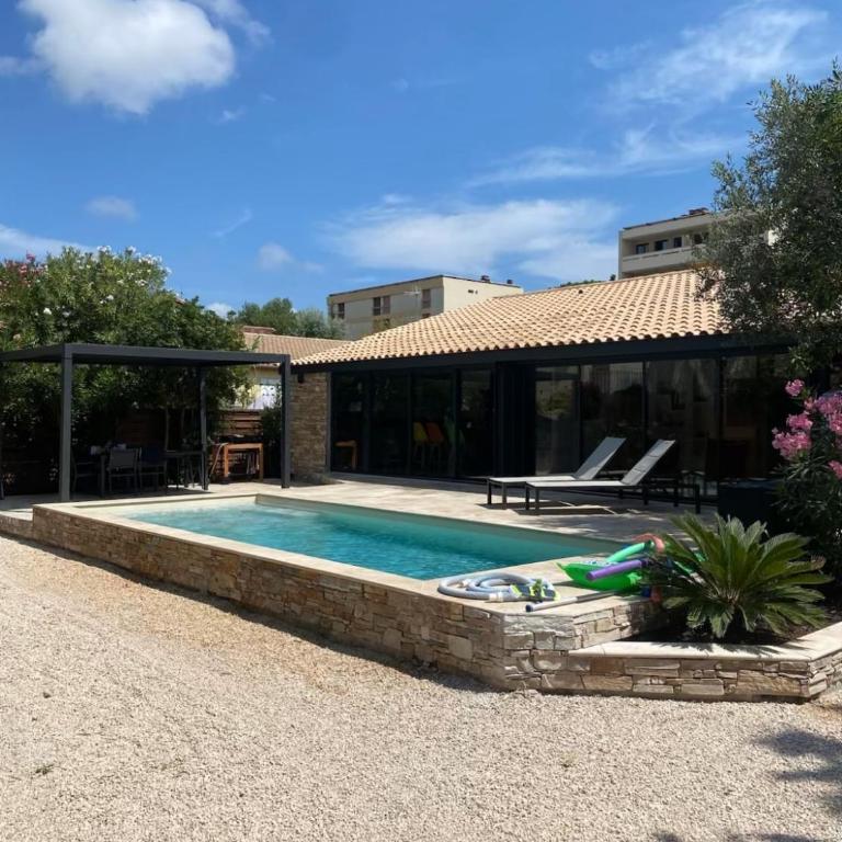 Villa 5 min walk to beach port - Villa - 3