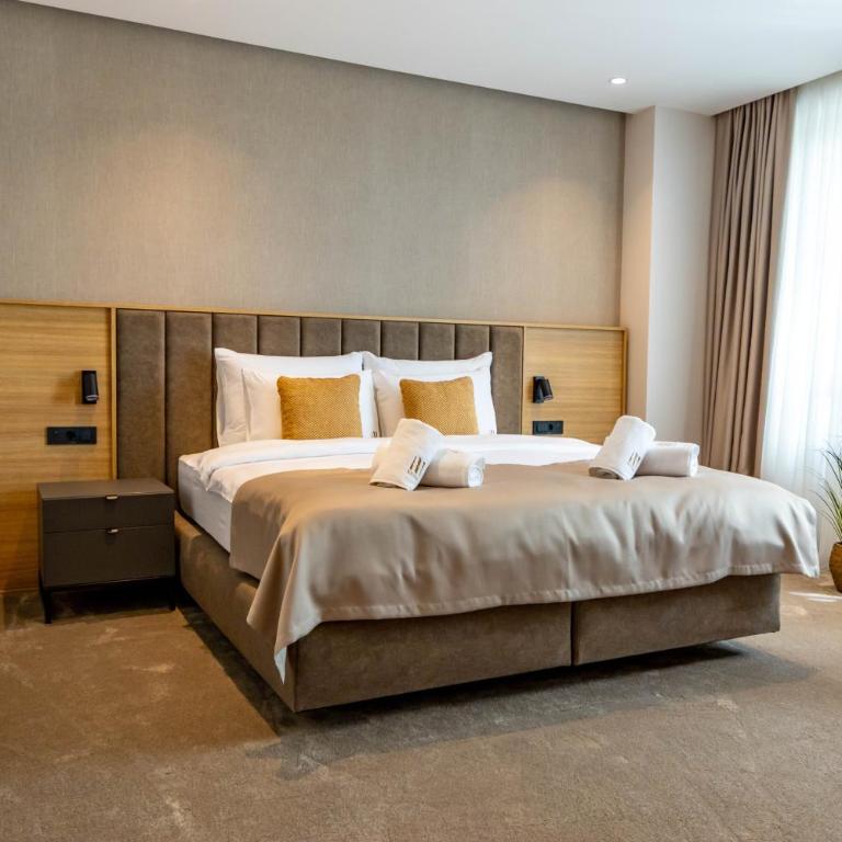 Hotel Helm - Deluxe Double or Twin Room - 10