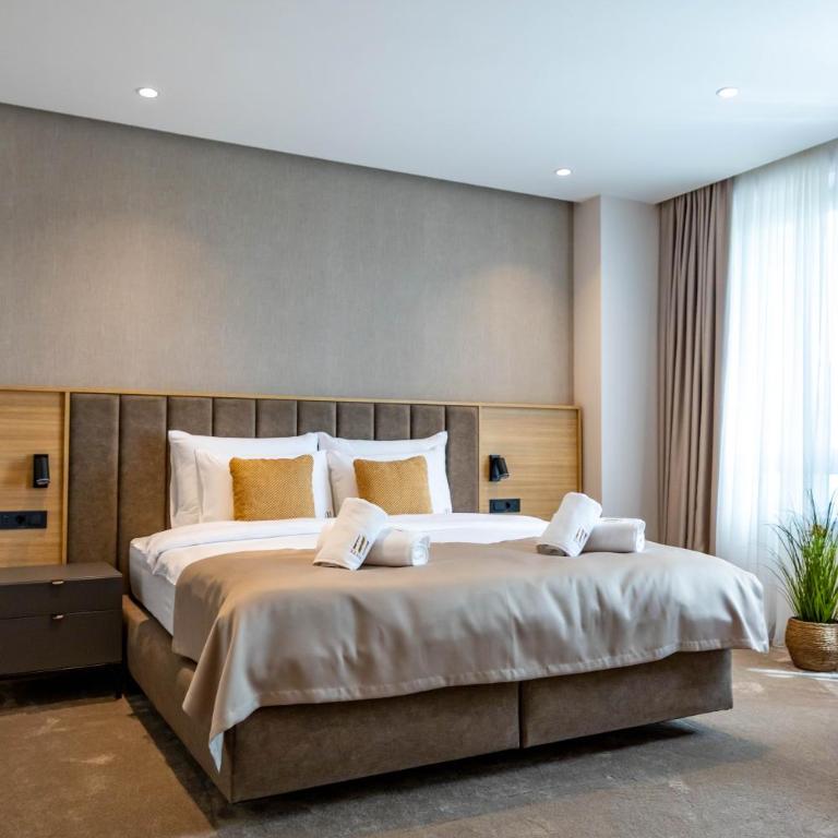 Hotel Helm - Deluxe Double or Twin Room - 2