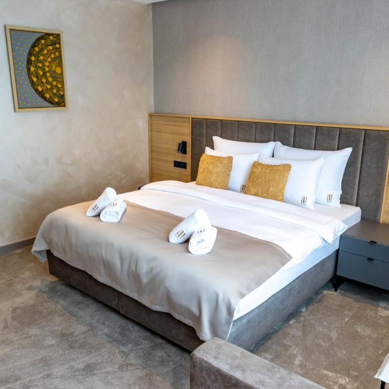 Hotel Helm - Deluxe Double or Twin Room - 7