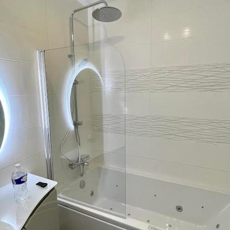 un cocon a deux pas du métro et avec parking inclus - Two-Bedroom Apartment - 24